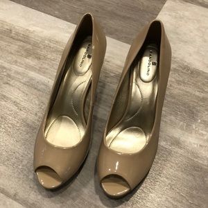 New, never worn, size 8.5 Bandolino nude peep toe heels